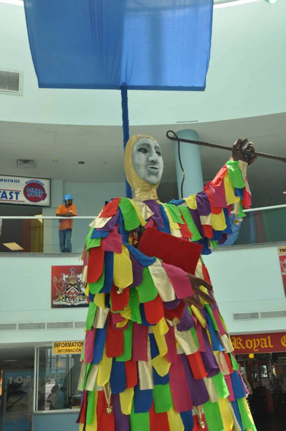 Decoração de carnaval no aeroporto de Port of Spain, em Trinidad e Tobago